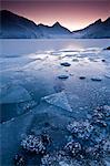 Nahaufnahme der gefrorenen Oberfläche des Portage Lake im Morgengrauen im Chugach National Forest, South Central Alaska, Winter