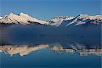 Vue panoramique du brouillard couverts Mendenhall River avec la chaîne côtière à l'arrière-plan, Inside Passage, sud-est de l'Alaska, hiver, COMPOSITE