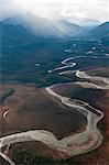 Vue aérienne de la rivière John son chemin à travers les portes de l'automne Arctique Parc National Preserve &, Arctique de l'Alaska, de bobinage