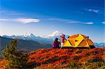 Un couple Découvre Mt.McKinley leur campement dans le centre-sud Peters Hills, parc d'état de Denali, en Alaska, automne/n