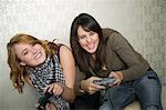 Jeunes filles jouant sur console de jeux