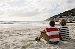 Deux garçons assis sur la plage