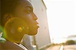 Profil d'une jeune femme en plein soleil