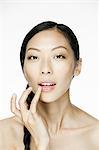 Junge Frau Lipgloss anwenden