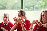 Joueurs de soccer girl manger la pizza