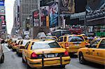 Gelben Taxis geleitet südlich in Richtung Times Square in New York City, New York, USA