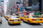 Vue brouillée de taxis jaunes, New York City, New York, États-Unis