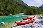 Kanus am Ufer des Flusses Soca, Slowenien
