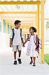 Frère et soeur marcher ensemble à l'école