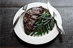 Steak et haricots verts sur plaque