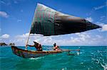 Hommes en pirogue, Nihiwatu Resort, petites îles de Sumba (Indonésie)