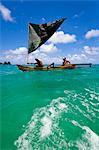 Hommes en pirogue, Nihiwatu Resort, Sumba, petites îles de la sonde, Indonésie