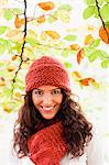 jeune femme sous les arbres