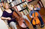 Schwangere Frau und Knabe spielt Cello