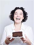 femme tenant une assiette de gâteau