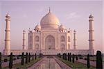 Le Taj Mahal, patrimoine mondial UNESCO, reflétée dans le bassin de Lotus, Agra, Uttar Pradesh, Inde, Asie