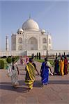 Frauen in hell farbigen Saris an den Taj Mahal, UNESCO Weltkulturerbe, Agra, Uttar Pradesh, Indien, Asien