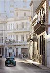 Vieille voiture américaine dans une rue calme au Centro Havana, la Havane, Cuba, Antilles, Caraïbes, Amérique centrale