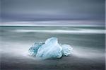 Stück Gletschereis angeschwemmt durch die Flut in der Nähe von glazialen Lagune von Jokulsarlon, Island, Polarregionen