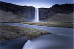 Cascade de Seljalandsfoss capturé au coucher du soleil à l'aide de longue exposition au mouvement record dans l'eau, près de Hella, région du Sud, Islande, régions polaires