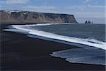 Plage de sable volcanique noir, Dyrholaey, près de Vik, en Islande, les régions polaires