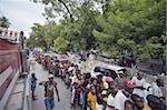 Foule en attente de distribution alimentaire après le tremblement de terre de janvier 2010, Port au Prince (Haïti), Antilles, Caraïbes, Amérique centrale