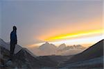 Trekker en regardant le coucher de soleil sur Cholatse, 6335m, Solu Khumbu région de l'Everest, Parc National de Sagarmatha, Himalaya, Népal, Asie