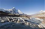 Ruisseau de montagne et l'Ama Dablam, 6812m, Solu Khumbu région de l'Everest, Parc National de Sagarmatha, Himalaya, Népal, Asie