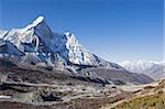 Chukhung Resort und Ama Dablam, 6812m, Solu Khumbu-Everest-Region, Sagarmatha-Nationalpark, Himalaya, Nepal, Asien