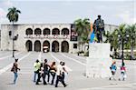 Statue de Frey Nicolas de Ovando et Virreinal Palace, Plaza Espana, le quartier Colonial, patrimoine mondial de l'UNESCO, Saint-Domingue, République dominicaine, Antilles, Caraïbes, Amérique centrale