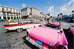 Brillant rose des années 1950 classique voiture américaine, centre de la Havane, Cuba, Antilles, Caraïbes, Amérique centrale