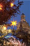 Sterne Christbaumkugeln und Frauen Kirche auf Weihnachtsmarkt in der Dämmerung, Neumarkt, Innere Altstadt, Dresden, Sachsen, Deutschland, Europa