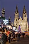 Cale de la marché de Noël, arbre de Noël et l'église néo-gothique St. Ludmilla place Miru, Vinohrady, Prague, République tchèque, Europe