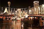 Stände der Weihnachtsmarkt, mit barocken Dreifaltigkeitssäule im Hintergrund, Hauptplatz, Linz, Oberosterreich (Oberösterreich), Österreich, Europa