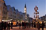 Christmas pole with Nativity Scenes, Town Hall (Rathaus), and Christmas Market stalls, Stadtplatz, Steyr, Oberosterreich (Upper Austria), Austria, Europe