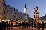 Christmas pole with Nativity Scenes, Town Hall (Rathaus), and Christmas Market stalls, Stadtplatz, Steyr, Oberosterreich (Upper Austria), Austria, Europe