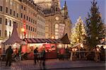 Stands de marché de Noël devant l'église Frauen et arbre de Noël à la nuit tombante, Neumarkt, Innere Altstadt, Dresde, Saxe, Allemagne, Europe