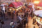 Stands et des personnes au marché de Noël à la tombée de la nuit, place de la vieille ville, Stare Mesto, Prague, République tchèque, Europe