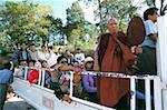 Pilger auf einem Lastwagen auf dem Weg zum Kyaiktiyo-Pagode (Golden Rock Pagode), Mon-Staat, Myanmar (Birma), Asien