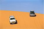 Jeep auf der Sanddüne, Akakus, Sahara Wüste, Fessan, Libyen, Nordafrika. Afrika