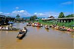 Flottant marché, Ywama, lac Inle, État Shan, au Myanmar (Birmanie), Asie