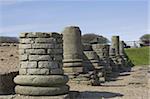 Bases de colonne à l'entrée de la ville romaine à Corbridge, zone du mur d'Hadrien, le grenier à blé, UNESCO World Heritage Site, Northumbria, Angleterre, Royaume-Uni, Europe