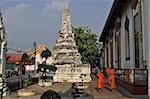 Stupa (chedi) et moines, Wat Phanan Choeng, Ayutthaya, patrimoine mondial de l'UNESCO, Thaïlande, Asie du sud-est, Asie