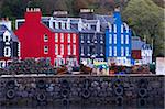 Hell farbigen Häuser, bei der Fischerei Hafen von Tobermory, Isle of Mull, Innere Hebriden, Schottland, Vereinigtes Königreich, Europa