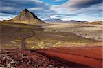 Mount Krakatindur, 858 m, permanent solitaire dans le champ de lave de Nyjahraun, à l'est du volcan Hekla dans le lointain, Fjallabak route nord (Nyrdri-Fjallaback) dans les régions polaires de l'intérieur, Islande,