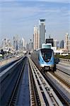 Ligne d'horizon et le métro de Dubaï, système de métro élevé moderne, ouvert en 2010, Dubaï, Émirats Arabes Unis, Moyen-Orient