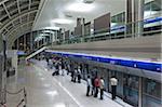 Architecture moderne élégante dans la Station de métro de l'aérogare 3, ouvert en 2010, l'aéroport International de Dubaï, Dubai, Émirats Arabes Unis, Moyen-Orient