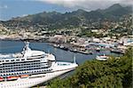 Kreuzfahrtschiff im Hafen von Kingstown, St. Vincent, St. Vincent und die Grenadinen, Windward-Inseln, Karibik, Caribbean, Mittelamerika