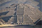 L'Avenue des morts conduisant à la pyramide de la lune, Zone archéologique de Teotihuacan, UNESCO World Heritage Site, Mexique, Amérique du Nord