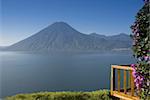 Lake Atitlan aus Lomas de Tzununa Hotel mit San Pedro Vulkan in den Hintergrund, Guatemala, Mittelamerika